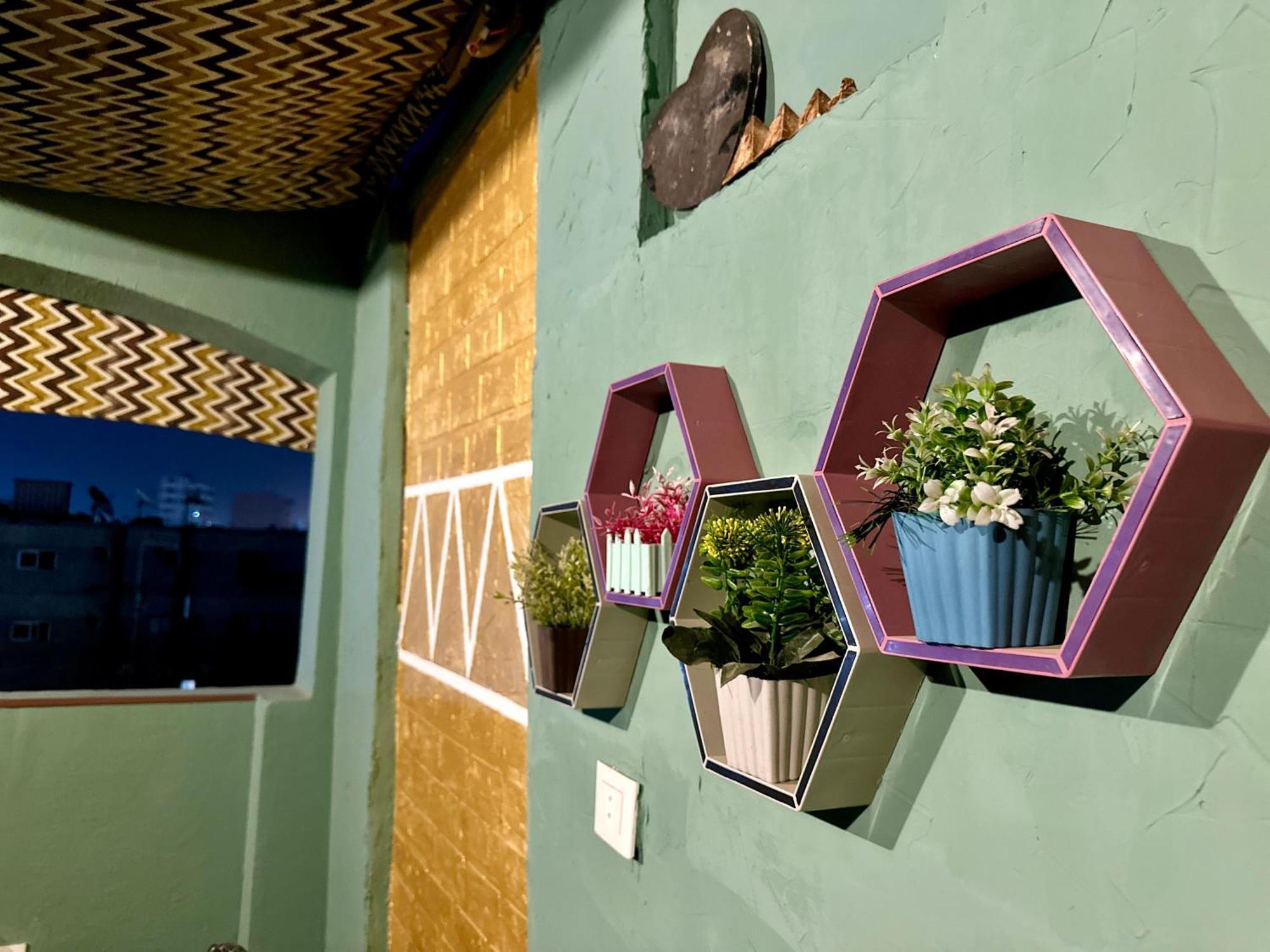 With The Visions Of The Nile And The Pyramids In Maadi Apartment *