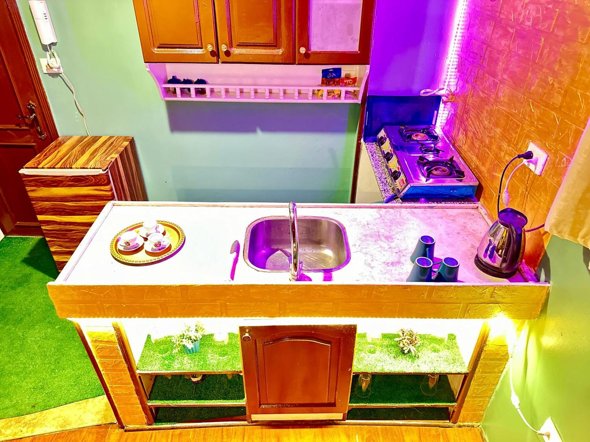 With The Visions Of The Nile And The Pyramids In Maadi Apartment
